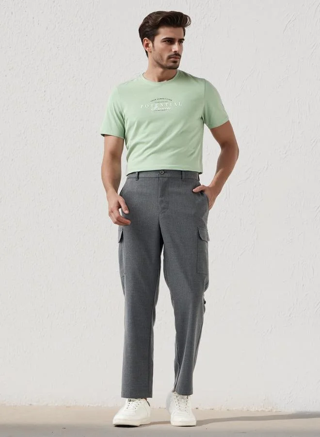 ايكونيك تيشيرت رجالي عصري بقصة ضيقة وياقة دائرية وأكمام قصيرة وطبعة